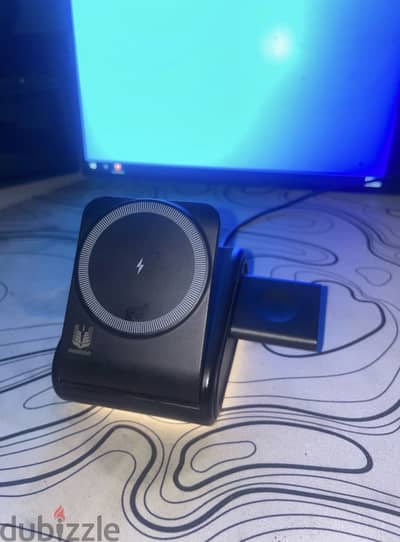 شاحن وايرلس متعدد 3in1 MagSafe بحالة الزيرو