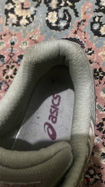 كوتشي Asics اصلي ملبوس مرتين بالظبط