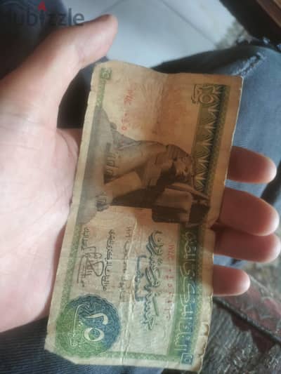 العديد من الاوراق النقديه القديمه