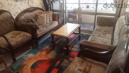 انتريه للبيع  بحاله جيده عموله سفنج مش قش قناش جوبلان ومعاه تربيزه برخ
