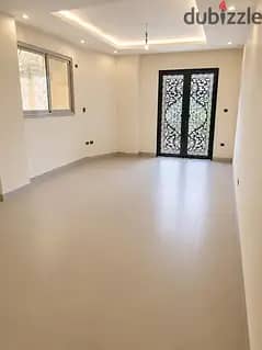 شقة ارضي مع بيزمنت وحديقه ملكيه حاصة لهواة التميز
