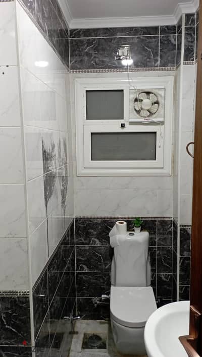 96m² apartment for sale in Madinaty (B7); features distinctive, high-quality custom finishes. Located on the fifth floor, this corner unit faces north