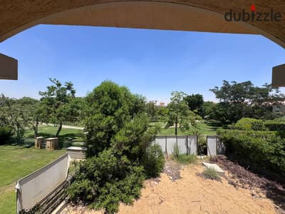في مدينتى فيلا  بمساحه ارض  580 م2 بحري شرقي للبيع تطل على وايد جـــاردن