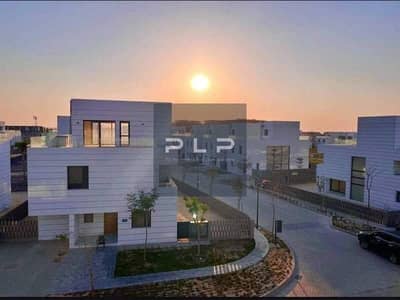 In a prime location in Al Shorouk, Al Burouj Compound near Madinaty, townhouses with immediate occupancy and a stunning view - Al Burouj
