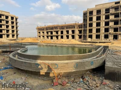 شقة متشطبة جاهزة للمعاينة علي حمام سباحة للبيع بالتقسيط علي 10 سنين