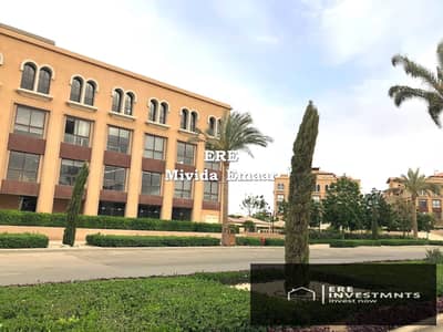 محل تجاري للبيع بمساحة 224 مترًا مربعًا، في الصف الأول بعد البوابة الرئيسية للمجمع في شارع ميفيدا بوليفارد