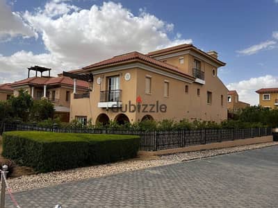 Villa with a garden for sale at an exceptional price near the AUC and mivida, in the Hyde Park compound, Fifth Settlement.