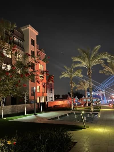 دوبلكس معاه جاردن متشطب بالكامل جاهز للمعاينه بجولدن اسكوير في كمبوند ((Trio gardens)) بالقرب من الجامعه الامريكيه