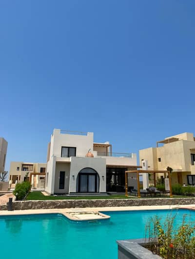لسرعة البيع فيلا صف اول علي البحر مباشرة متشطبة بالكامل في مكادي هايتس الجونه البحر الاحمر مع ( اوراسكوم ) بأقل من سعرها