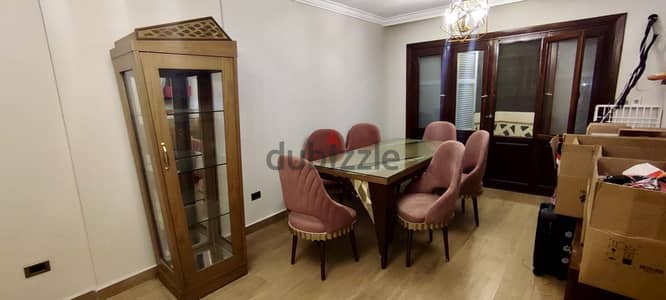 سفرة استعمال شهور فقط خشب زان لونها مميز . من دمياط عمولة. ٦ كراسى