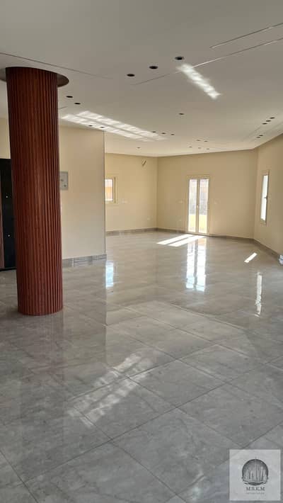 Apartment for rent in the second villa district, 300 sq m, second floor, sea view, 4 rooms, 3 bathrooms, ultra-super deluxe finishing, 35,000