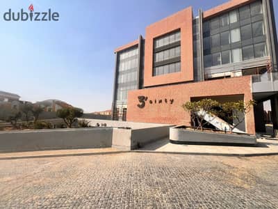 عياده للبيع استلام فوري متشطبه بالكامل بالتكييفات ب 3 sixty مباشرا على محور بن زايد الشمالي بداخل منطقة المربع الذهبي (Golden Square) بالتجمع الخامس