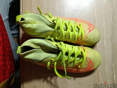 كوتشي كورة ترتان نايكي ميركوريال (Nike) مقاس 37.5 بحالة ممتازة