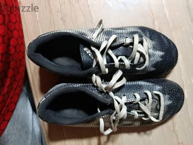 كوتشي كورة ترتان أديداس (Adidas) مقاس 37 وثلث بحالة ممتازة