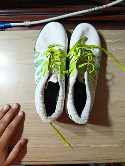 كوتشي كورة ترتان أديداس (Adidas) أبيض مقاس 36 بحالة نظيفة جداً