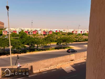 شقة 103 متر 3 غرف للبيع في مدينتي B6 بإطلالة ممتازة على شارع مجرى السيل، الفيلات، والاستريب مول