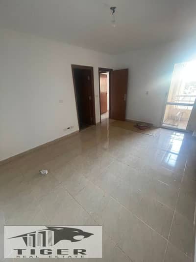 شقة لقطه للبيع فى مدينتي B6  المساحه :124  الدور  : الاول علوي   التقسيمات :3 غرف -2 حمام  فيها غورفة ماستر بيد روم  طلعت مصطفى  قريب للحركه والنادي والثاوث بارك   تشطيبات خاصة  والفيوه بتاعه خطير و مميز والشقة مميزه لي الغايه  المطلوب 6.000. 000  للتواصل