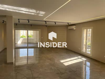 شقة متشطبة بالمطبخ والتكيفات اقل من سعر السوق للبيع في مونتن فيو هايد بارك القاهرة الجديدة