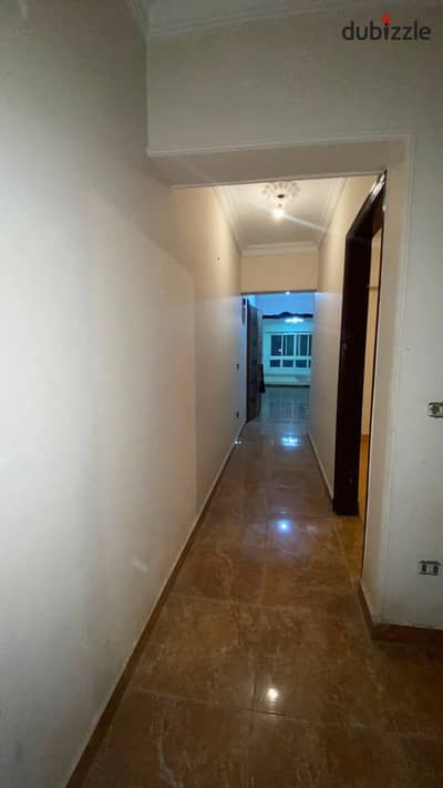 شقة للإيجار السكني بتقسيم اللاسلكي، 150م، 3 غرف، 2 حمام، أسانسير، موقع مميز وقريبة من الخدمات.