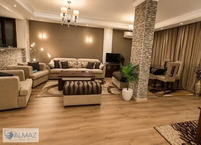 شقه روف مفروشه 200 متر للايجار في الحي التاني فيلات في التجمع الخامس بالقرب من شارع التسعين الشمالي مباشرة