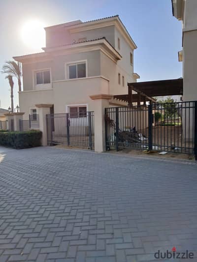فيلا 5 غرف نوم  متشطبة بالمطبخ والتكييفات للبيع في أب تاون كايرو إعمار Uptown Cairo by Emaar