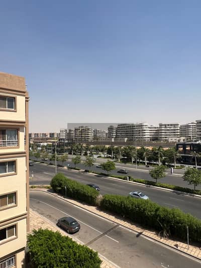 للبيع كاش بمدينتي فيو strip mall