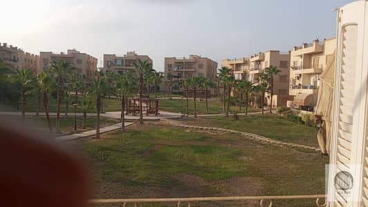 شقة للايجار في كمبوند النخيل امام اكاديمية الشرطة 225م دور اول 3 غرف و3حمام تشطيب مودرن 25 الف