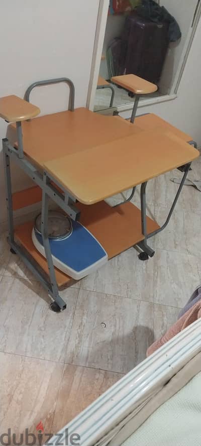 مكتبة كمبيوتر مستورده حاله ممتازه