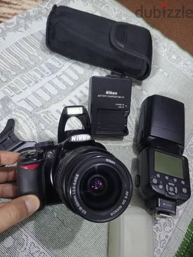 كاميرا نيكون موديل D3100 معها كشاف