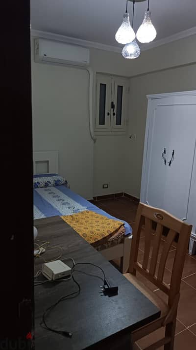 شقه للايجار مفروش مكيف بموقع متميز بجوار كليه هندسة