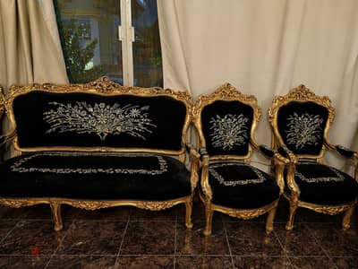 صالون أوبيسون قطيفه أسود والسيرما ذهبى فى فضى كنبه و ٤ كراسي