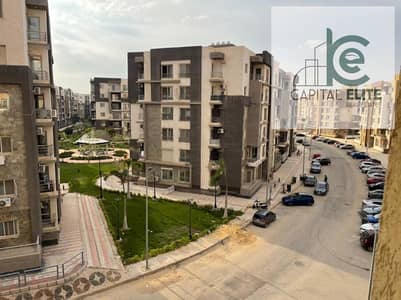 Urgent sale: A 130-square-meter corner apartment on a mid-level floor, situated in a prime location within the Dar Misr Al-Qaranful compound—directly