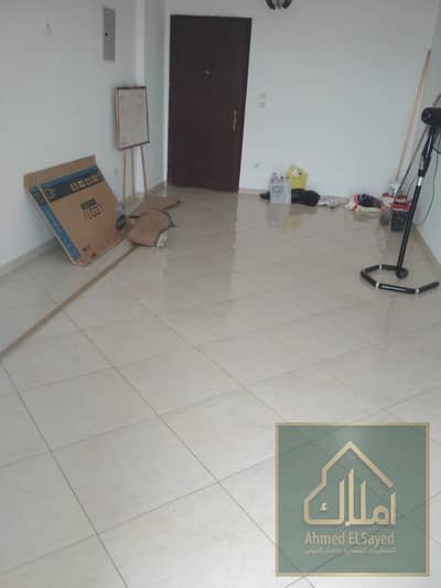 Apartment for rent in the heart of my city, featuring a distinctive and wonderful view, with a spacious area of 90 square meters, consisting of 3 bedrooms and 1 bathroom, with a prime location close to all services and amenities available.