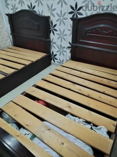اتنين سرير بالكمودينو