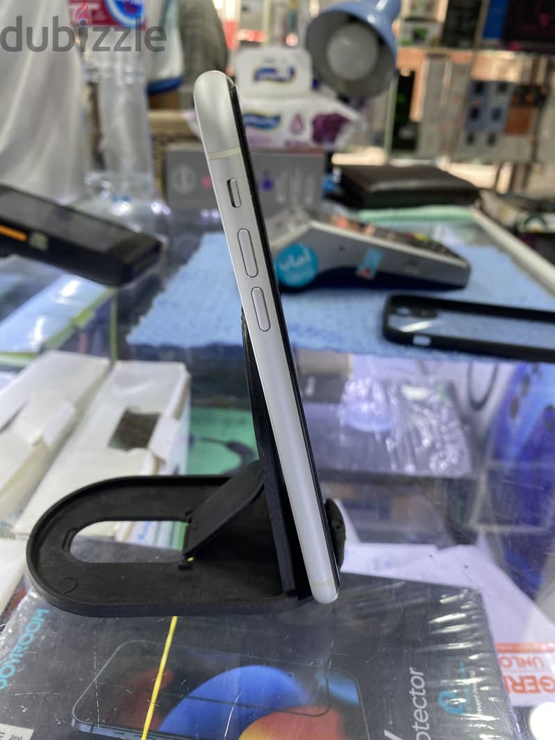 Apple - iPhone XR 1