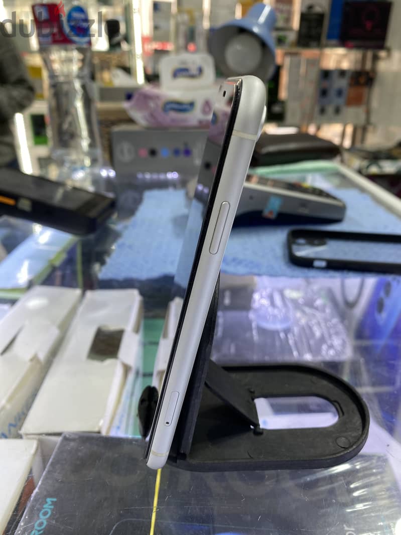 Apple - iPhone XR 4