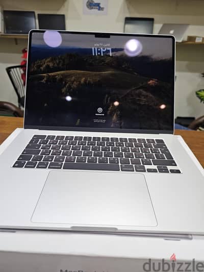 Macbook Air M3 15 inch 8/256 شحنتين