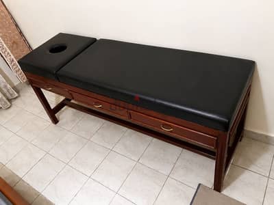 سرير مساج او علاج طبيعي او كشف