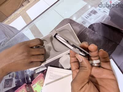 فتحت علبه و اتكتفت فقط