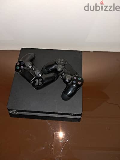 بلاي ستيشن 4 سليم 1 تيرا (PS4 Slim 1TB) بحالة ممتازة مع دراعين أصليين