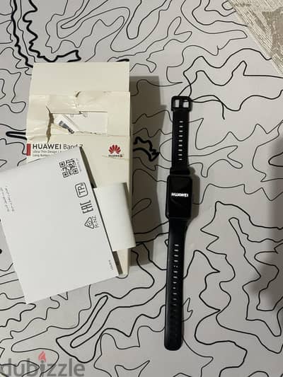 Huawei Band 7 بحالة جيدة ويعمل بكفاءة