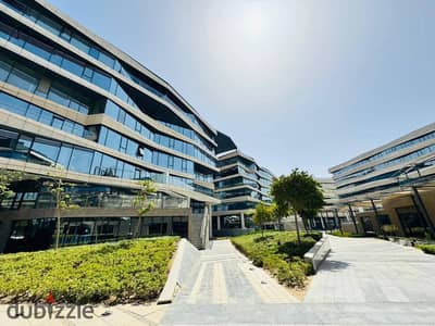 مكتب متشطب للايجار في البوليجون 210م Office fully finished for rent in polygon