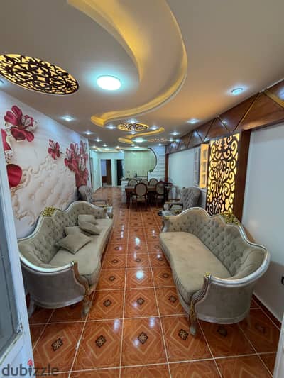 شقه بالفرش الاجهزه الحديثه في العجمي شاطئ النخيل خطوات قليلة من البحر تشطيب التـــــــــــرا لوكس