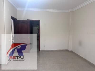 شقة للإيجار بالمطبخ بفيلات النرجس | 250 متر