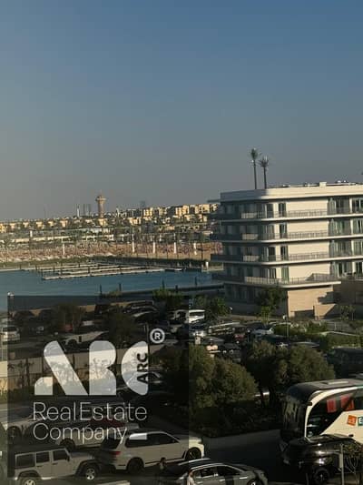 غرفه سويت للبيع ادريس بيتش خدمه فندقيه فيو بحر ومارينا مكيف بالكامل _Marassi North coast