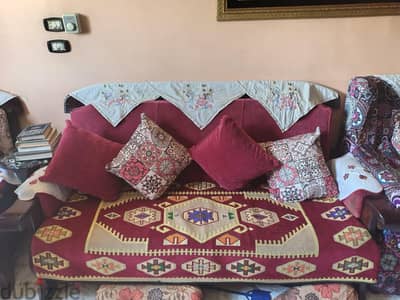 انتريه للبيع مكون من اربع كراسي وكنبه خشب عموله ومتنجد قطن وله غيارين