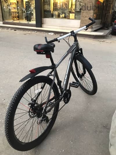عجله TOMAX A5Aمقاس 29  المونيوم كسر زيرووو ومعاها اكسسوارات