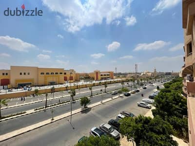 للبيع بمدينة الرحاب شقه 106م بالمرحلة الرابعة 2 نوم 1 حمام دور تالت الاسانسير جاري التركيب تشطيب خاص بس قديم فيو جيت وي