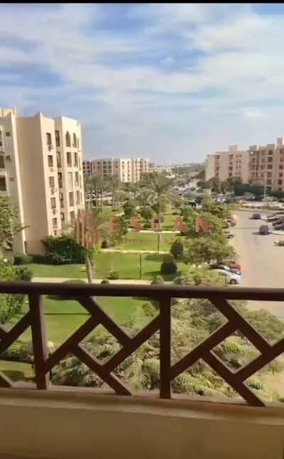 شقه90متر للبيع في الرحاب المرحله الخامسه دور اول تشطيبات كلاسيكيه فيوا وايد جاردن بشكل معماري متميز عشر دقاق من الخدمات