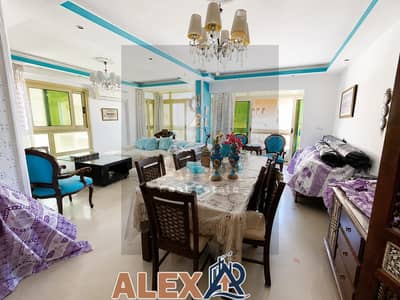 Distinct apartment for sale in Stanley, overlooking the side of the sea, fully equipped with meters.